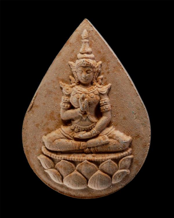 พระสุนทรีวาณี (ธรรมะ) หลังพระพรหมสี่หน้า เจ้าคุณธงชัย วัดไตรมิตร จ.กรุงเทพ รุ่นเยือนอินเดีย ปี2558 เนื้อผงพุทธคุณ ผงว่าน พระเก่าสว [..] | https://kamulet.in.th