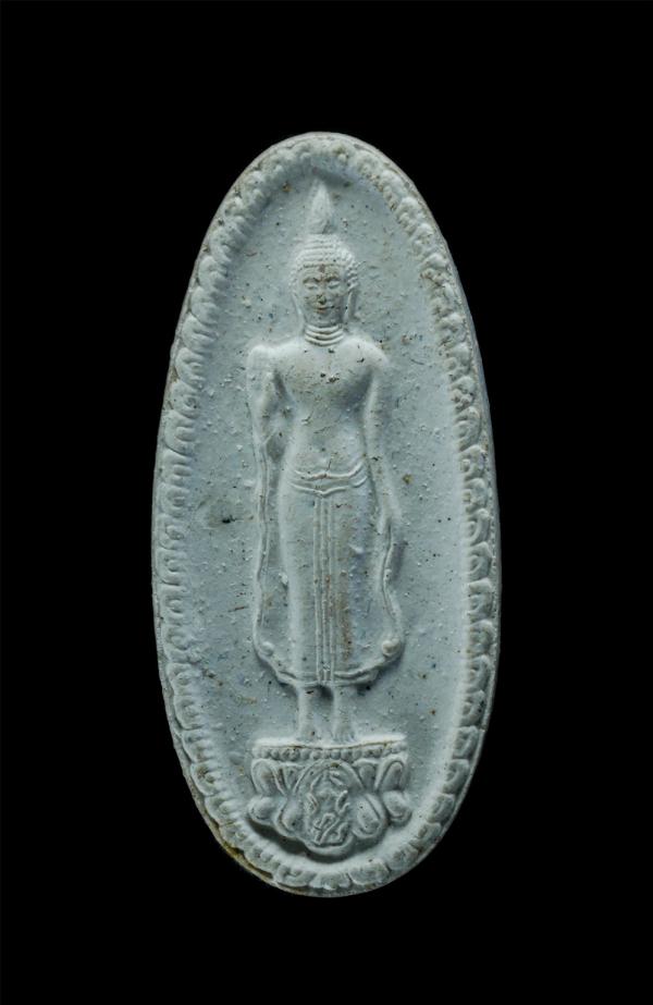 พระผงพระพุทธกาญจนพรสยามภูมิ พระพุทธรูปประจำวันเกิดพระบาทสมเด็จพระเจ้าอยู่หัว สร้างในวโรกาศทรงครองสิริราชสมบัติ 50 ปี พ.ศ.2539 เททอ [..] | https://kamulet.in.th