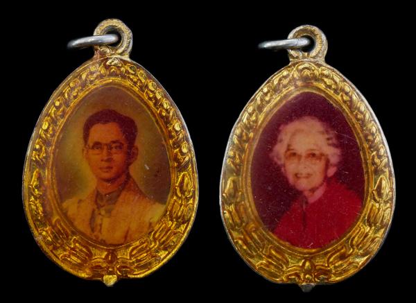 ล็อกเก็ตเก่า พระเจ้าอยู่หัว รัชกาลที่ 9 และสมเด็จย่า | https://kamulet.in.th