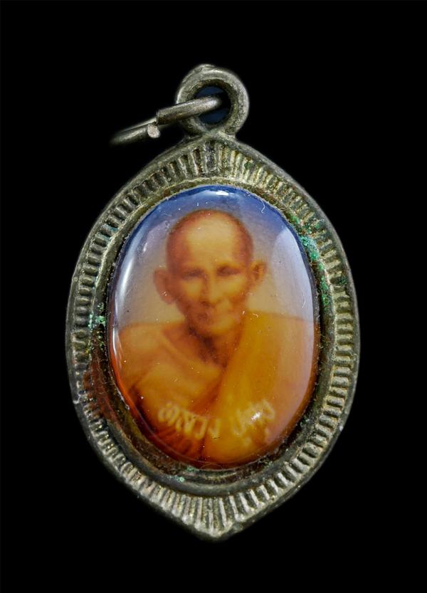 ล็อกเก็ตเก่าหลวงปู่ศุข หลังกรมหลวงชุมพรฯ ​ | https://kamulet.in.th