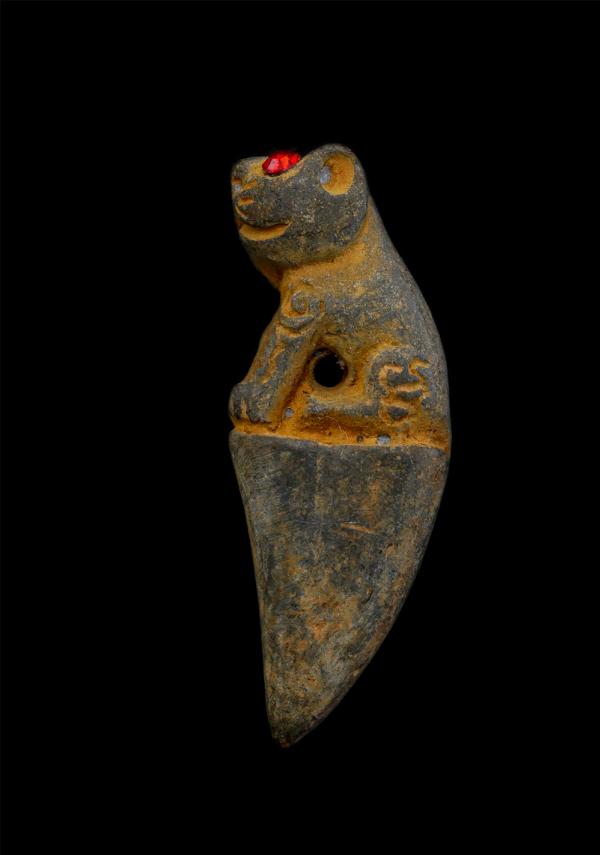 เขี้ยวเสือหลวงปู่ปาน ตาพลอยแดง เนื้อโลหะแร่เกาะล้าน โลหะผสม งานผูกสีมาฝังลูกนิมิตร วัดท้องคุ้ง ต.คลองด่าน อ.บางบ่อ จ.สมุทรปราการ ป [..] | https://kamulet.in.th