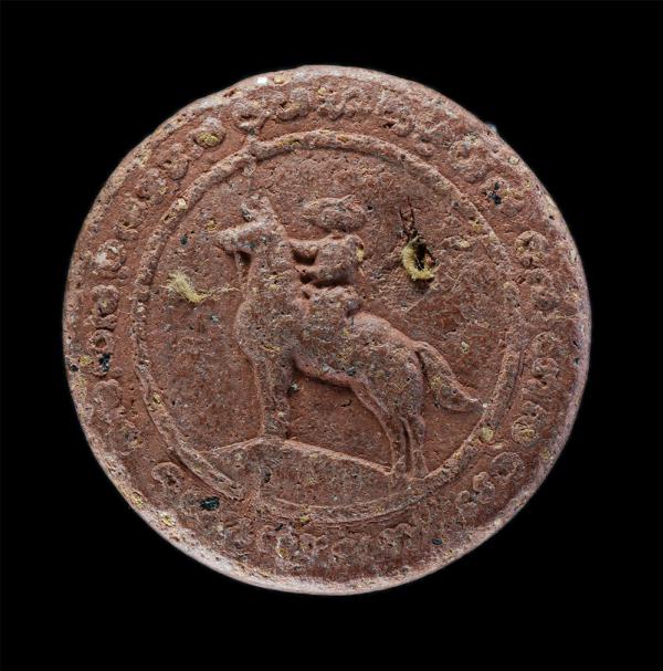 พระผงสมเด็จพระเจ้าตากสินมหาราชทรงม้า เนื้อผงเก่า ผงว่านผสมจีวร | https://kamulet.in.th