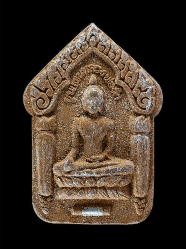 พระขุนแผนหลวงพ่อดำ รุ่นทรัพย์ไหลมา วัดช่องแสมสาร จ.ชลบุรี ปี2552 เนื้อผงพุทธคุณ ผงว่านแดงหลังกุมารทองร่ายเวทย์ ฝังตะกรุดเงิน(ของหล [..] | https://kamulet.in.th