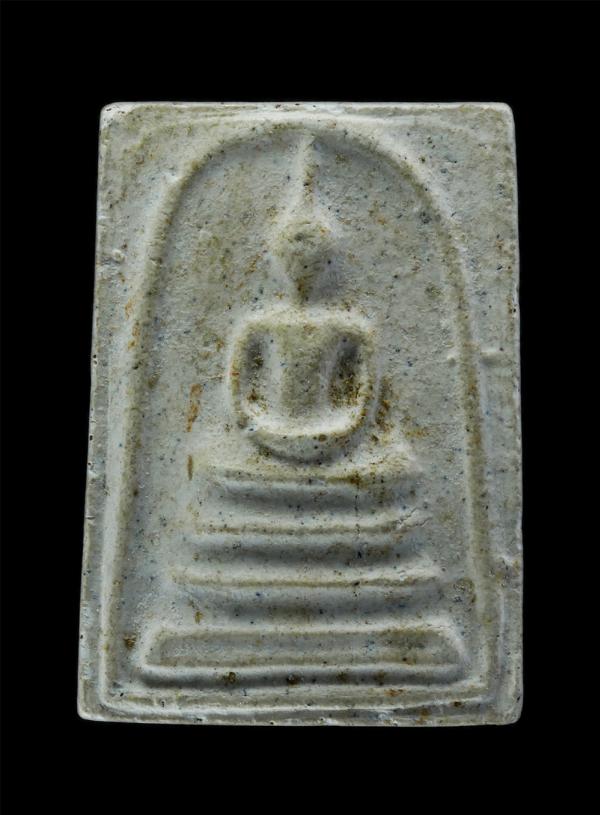 พระสมเด็จ เนื้อผงพุทธคุณ หลังตราสัญลักษณ์พระราชพิธีมหามงคลเฉลิมพระชนมพรรษา 6 รอบ วัดบวรนิเวศวิหาร กรุงเทพฯ ปี2542 ​ | https://kamulet.in.th