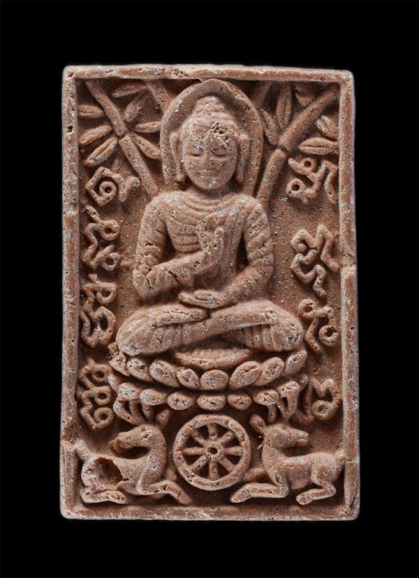 พระพิมพ์มหามงคล พระพุทธนฤมิตโชค หลวงพ่อจรัญ วัดอัมพวัน ศูนย์ปฏิบัติธรรมเวฬุวัน จ.ของแก่น ปี2546 เนื้อผงพุทธคุณ ผงว่าน พระเก่าสวย ม [..] | https://kamulet.in.th