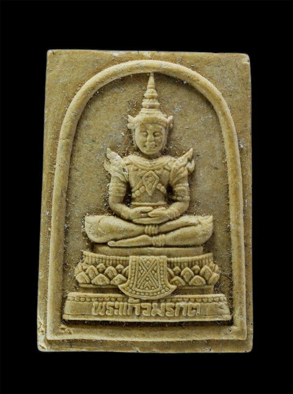 พระแก้วมรกต หลังยันต์ วัดถนนกะเพรา อ.แกลง จ.ระยอง เนื้อผงพุทธคุณ ผสมว่าน | https://kamulet.in.th