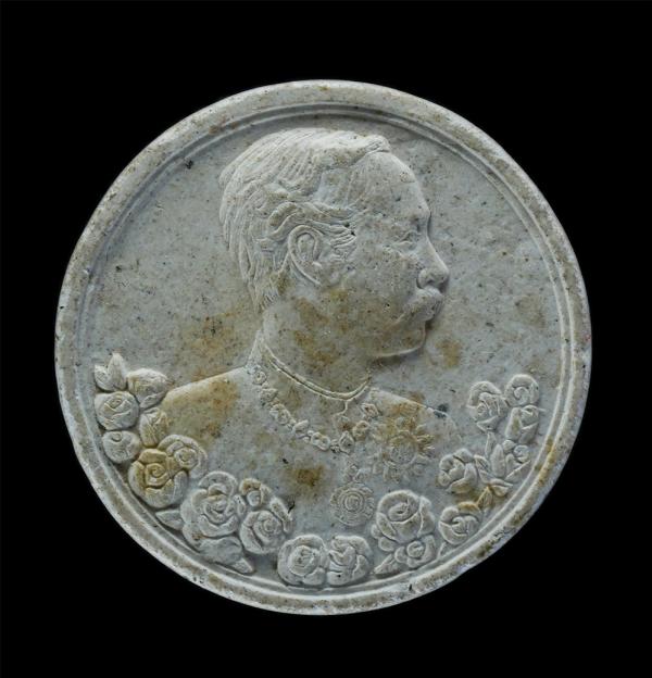 พระผงรูปรัชกาลที่ 5 ปิยะมหาราชา หลังนารายณ์ทรงครุฑประทับราหู เนื้อผงพุทธคุณ ผงว่าน วัดแหลมแค อ.พานทอง จ.ชลบุรี ปี2536 ผสานพลังแห่ง [..] | https://kamulet.in.th