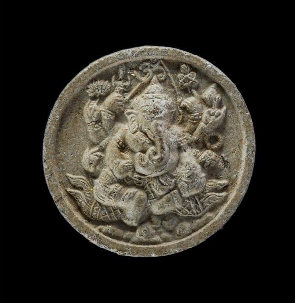 พระพิฆเนศ หลังยันต์โอม รุ่นเศรษฐี หลวงพ่อเลิศ โชติทตฺโต วัดชุมพลนิกายาราม จ.อยุธยา เนื้อผงพุทธคุณ ผงว่าน พระเก่าสวย มวลสารดี พิธีใ [..] | https://kamulet.in.th