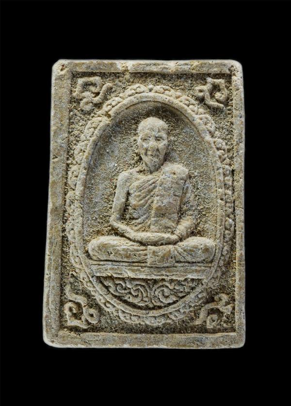 พระผงรูปเหมือน หลวงพ่อเกษม เขมโก หลังยันต์ดวงมงคล ปี2535 สำนักสุสานไตรลักษณ์ จ.ลำปาง เนื้อผงพุทธคุณ | https://kamulet.in.th