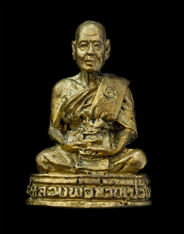 รูปหล่ออุดกริ่ง หลวงพ่อขวัญ ปวโร วัดบ้านไร่ อ.สามง่าม จ.พิจิตร รุ่น อปพร. ปี2539 เนื้อทองผสม พระเก่าสวย มวลสารดี พร้อมกล่องเดิมๆ น [..] | https://kamulet.in.th