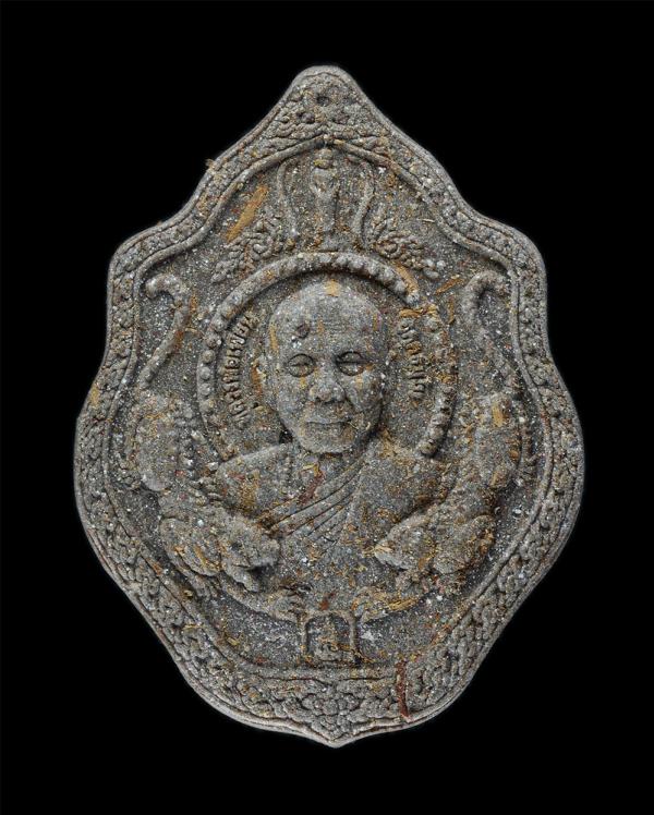 พระผงประทานพร หลวงพ่อเพี้ยน อคฺคธมฺโม วัดเกริ่นกฐิน จ.ลพบุรี ปี2563 ด้านหลัง​ เป็นรูปท้าวเวสสุวรรณ พุทธ​คุณ​ผสมผงอังคารอัฐิธาตุ เน [..] | https://kamulet.in.th