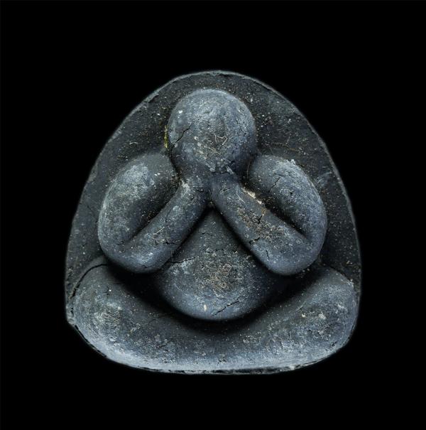 พระปิดตา หลวงปู่เกลี้ยง มนุญฺโญ (พระครูพิศิษฐชโลปการ) วัดเนินสุทธาวาส อ.เมือง จ.ชลบุรี ที่ระลึกครบ 7 รอบ 84 ปี พ.ศ.2545 เนื้อผงพุท [..] | https://kamulet.in.th