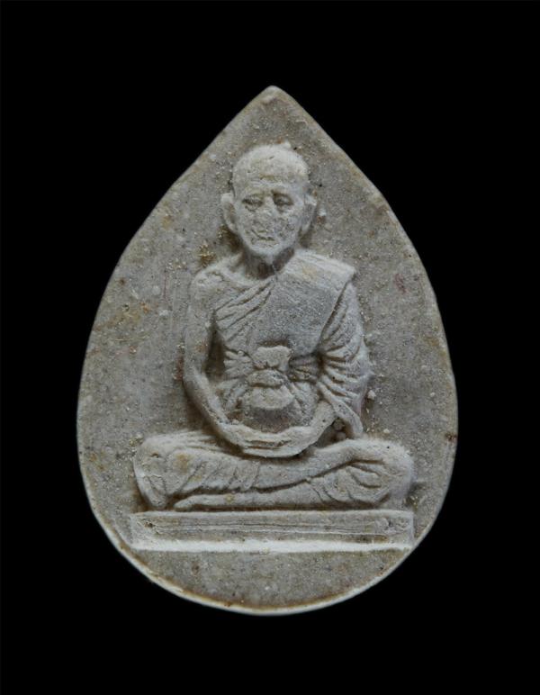 พระผงกรีบบัว หลวงปู่เหมือน อินทโชโต(พระครูอุดมวิชชากร) วัดกำแพง จ.ชลบุรี ปี2534 เนื้อผงพุทธคุณ ผงว่าน ผงเก่าหลวงปู่เหมือน พระเก่าส [..] | https://kamulet.in.th