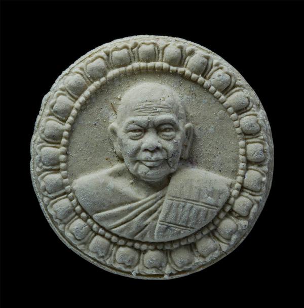 พระผงรูปเหมือนหลวงพ่อฟู รุ่นร่ำรวย รุ่งเรือง เฟื่องฟู ปี2550 วัดบางสมัคร ต.บางสมัคร อ.บางประกง จ.ฉะเชิงเทรา เนื้อผงพุทธคุณ | https://kamulet.in.th