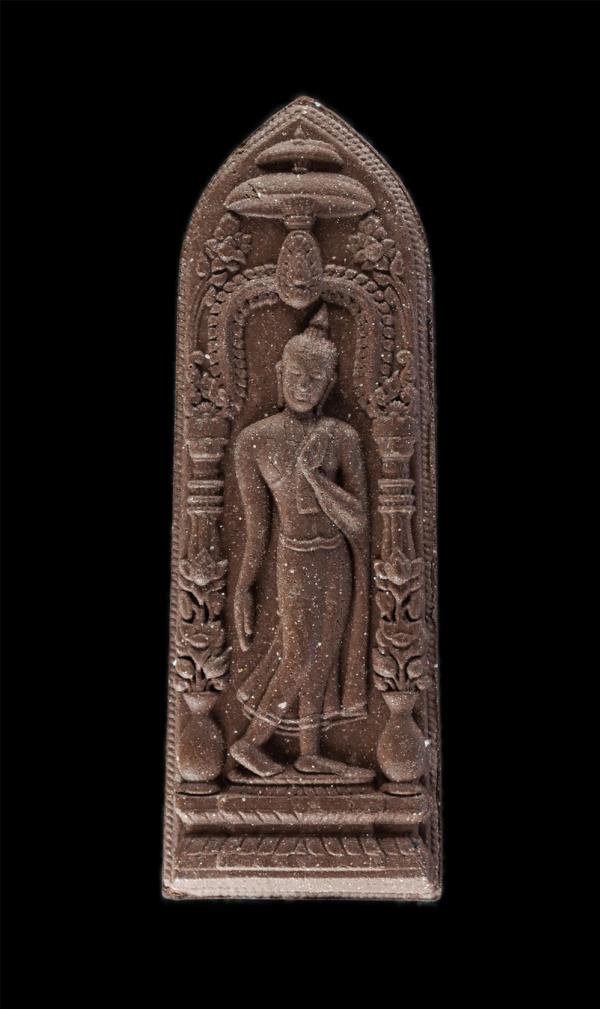 พระลีลา กำแพงนิ้ว (เนื้อว่าน ผงชานหมาก) หลวงปู่นาม สาสนฺปฺโชโต(พระครูสุวรรณศาสนคุณ) วัดน้อยชมภู่ จ สุพรรณบุรี ปี2555 พระเก่าสวย มว [..] | https://kamulet.in.th