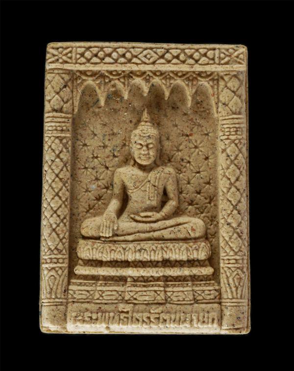 หลวงพ่อโตซำปอกง (พระพุทธไตรรัตนนายก) วัดกัลยาณมิตรวรมหาวิหาร กรุงเทพฯ ปี2537 เนื้อผงพุทธคุณ ผงว่าน ผสมกระเบื้องหลังคาพระวิหาร พระเ [..] | https://kamulet.in.th