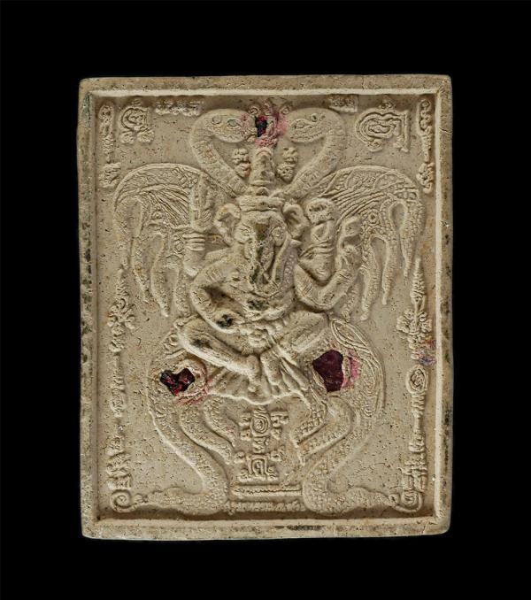 พระพิฆเนศหลังสาริกาคู่ฝังแร่ศักดิ์สิทธิ์ ฝังตระกรุด ครูบาพรหมเนศวร จ.เชียงราย เนื้อผงพุทธคุณ ผงว่าน พระเก่าสวยเข้มขลัง มวลสารดี น่ [..] | https://kamulet.in.th