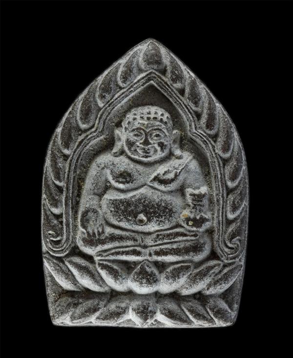 พระสังกัจจายน์พิมพ์เจ้าสัว หลังยันต์กระบองไขว้ รุ่นเจริญทรัพย์ หลวงพ่อพูลทรัพย์ วัดอ่างศิลา จ.ชลบุรี ปี2536 เนื้อผงพุทธคุณ ผงใบลาน [..] | https://kamulet.in.th