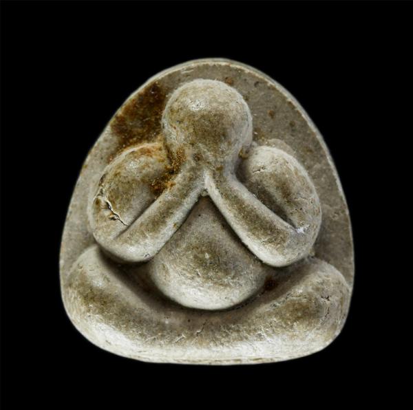 พระปิดตา หลวงปู่เกลี้ยง มนุญฺโญ (พระครูพิศิษฐชโลปการ) วัดเนินสุทธาวาส อ.เมือง จ.ชลบุรี ที่ระลึกครบ 7 รอบ 84 ปี พ.ศ.2545 เนื้อผงพุท [..] | https://kamulet.in.th