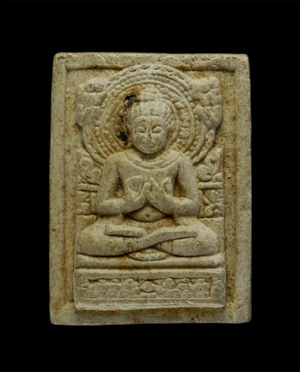 พระพุทธประทานพร หลังยันต์โภคทรัพย์ นะ ชา ลี ติ พระครูวิกรมศาสนกิจ (เจตจำนงค์ จิรธมฺโม) งานปิดทองฝังลูกนิมิต วัดมาบฟักทอง ต.บางละมุ [..] | https://kamulet.in.th