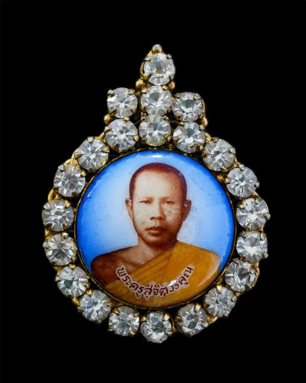 ล็อกเก็ต เข้มกลัด ล้อมเพชร หลวงพ่อสมจิตต์(พระครูสุจิตวรคุณ) วัดหนองกระทุ่ม อ.ปากท่อ จ.ราชบุรี พระเก่าสวย สภาพดี น่าเก็บสะสมบูชา | https://kamulet.in.th