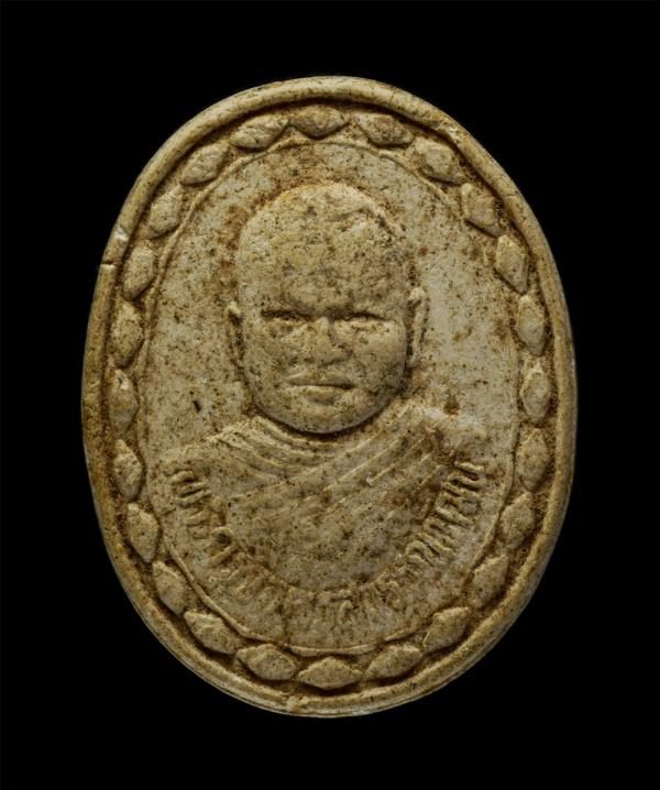 พระผงรูปเหมือนพระครูวิจิตรสุวรรณวัฒน์ รุ่นนิมิตร วัดนันทวัน อ.อู่ทอง จ.สุพรรณบุรี เนื้อผงพุทธคุณ ผงว่าน พระเก่าสวย มวลสารดี | https://kamulet.in.th