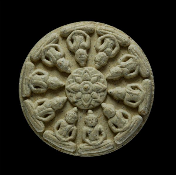 พระสมเด็จสิบทิศ หลังพระสังกัจจายน์ เนื้อผงพุทธคุณ ผงว่าน พระเก่าสวย มวลสารดี | https://kamulet.in.th