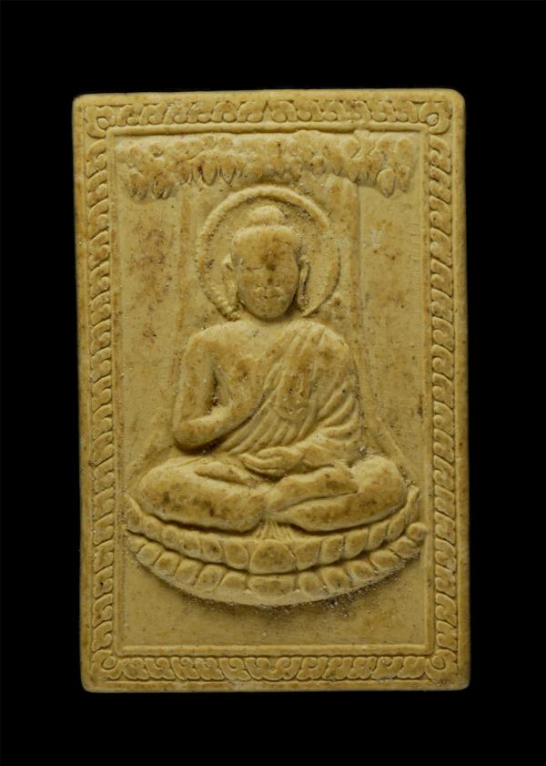 พระพุทธเจ้ามหาศาสดาโลก ปางตรัสรู้บรรลุพระสัมโพธิญาณ หลังรอยพระพุทธบาท เนื้อผงพุทธคุณ ผงว่าน พระเก่าสวย มวลสารดี | https://kamulet.in.th