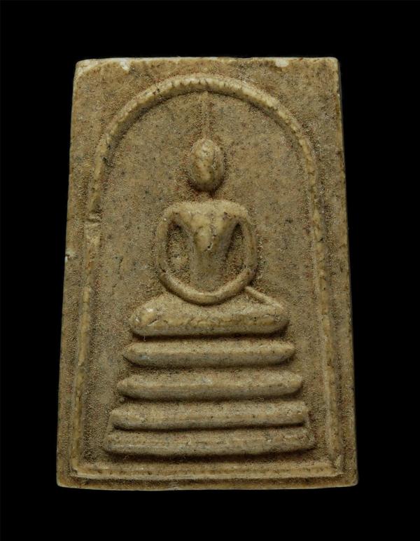 พระสมเด็จ วัดระฆังโฆสิตาราม กรุงเทพ ฯ รุ่นกาญจนาภิเษก 50 ปี พ.ศ. 2538 ด้านหลังตราสัญลักษณ์ ฉลองสิริราชสมบัติครบ 50 ปี เนื้อผงพุทธค [..] | https://kamulet.in.th