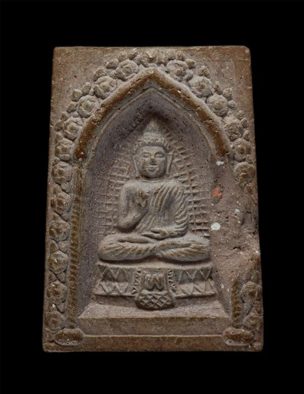 พระพุทธเนื้อผง ปางประทานพรซุ้มดอกไม้ หลังยันต์ห้า วัดสะพานน้ำโจน อำเภอท่าหลวง จังหวัดลพบุรี เนื้อผงพุทธคุณ ผงว่าน | https://kamulet.in.th