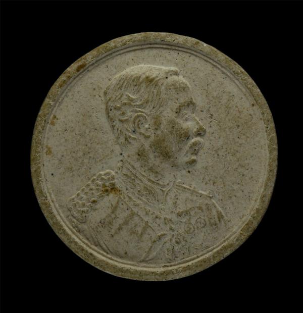 พระผงรูปเหมือน ร.๕ รุ่นยันต์ดวงมหาราช ที่ระลึกในงานสร้างพระมหาธาตุ วัดหลวงฮวด จ.เชียงใหม่ ปี2537 เนื้อผงพุทธคุณ ผงว่าน | https://kamulet.in.th