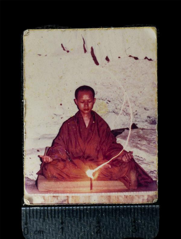 รูปปาฏิหาริย์ครูบากฤษดา สุเมโธ วัดป่ายาง (วัดสันพระเจ้าแดง) ต.ห้วยยาบ อ.บ้านธิ จ.ลำพูน รุปเก่าสวย หายาก ขนาดประมาณ 3.5 ซ.ม. | https://kamulet.in.th