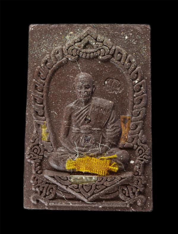 พระผงรูปเหมือนหลังสิงห์ รุนแรก หลวงปู่ป่วน ถิรธัมโม วัดช้างน้อย อำเภอบางไทร จังหวัดพระนครศรีอยุธยา สิริอายุ 93 ปี พ.ศ. 2558 เนื้อผ [..] | https://kamulet.in.th