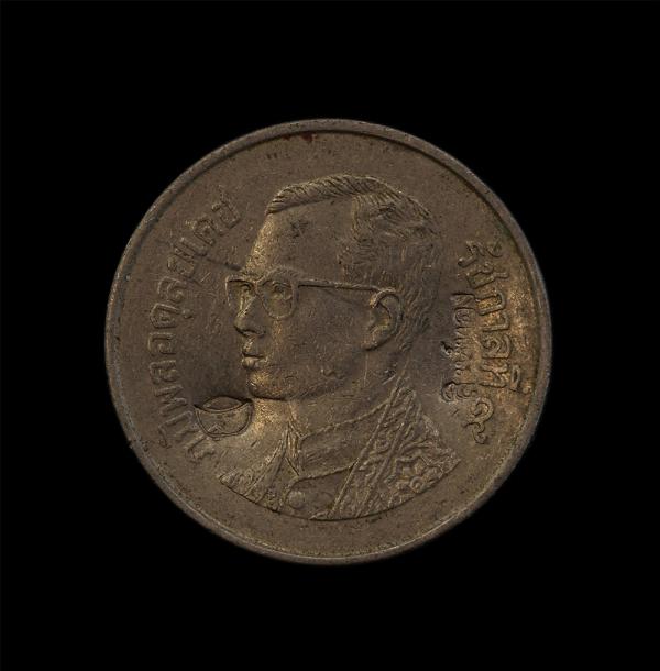 เหรียญ 1 บาท เงินขวัญถุง หลวงปู่สิงห์ทอง ปภากโร อายุ 105 ปี พ.ศ.2559 วัดป่าธรรมวิเวก(ซับตารี) จ.จันทบุรี ตอกโค๊ต ทองคำ สิงห์ทอง พร [..] | https://kamulet.in.th