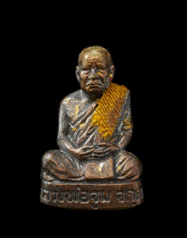 รูปหล่อ รุ่น 1 หลวงพ่อจูม จกฺกวโร(พระครูพัฒนกิจไพศาล) วัดสวนป่ารักน้ำ อ.นางรอง จ.บุรีรัมย์ ครบรอบอายุวัฒนมงคล 72 ปี พ.ศ.2552 ที่ระ [..] | https://kamulet.in.th