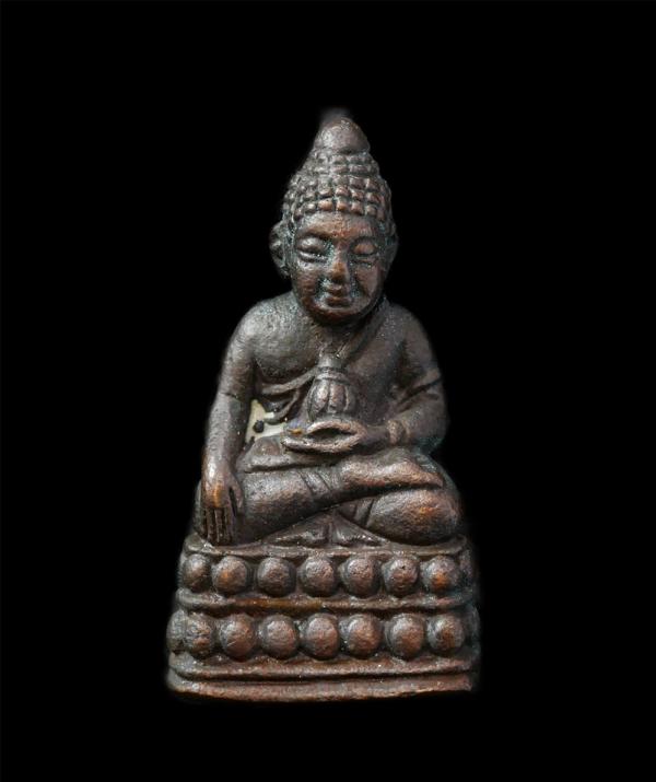 พระชัยวัฒน์ รุ่นปราบศัตรูพ่าย วัดมาบตอง อ.บ้านค่าย จ.ระยอง ที่ระลึกสร้างพระประธานโบสถ หลวงพ่อสาคร หลวงพ่อสิน ร่วมปลุกเสก เนื้อโลหะ [..] | https://kamulet.in.th