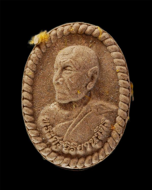 พระผงรุ่นแรก หลวงปู่เพียร ญาณวโร(พระครูวิริยานุวัตร) วัดไตรมิตรวิทยาราม ต.ม่วงลาย จ.สกลนคร ปี2563 ที่ระลึกงานสร้างโบรถ์ เนื้อผงพุท [..] | https://kamulet.in.th