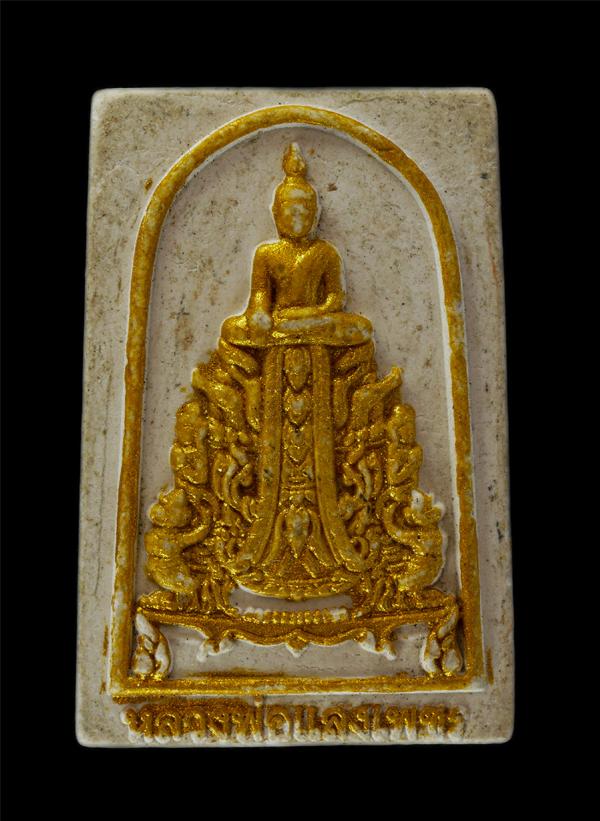 พระผงหลวงพ่อแสงเพชร หลังยันต์ตรีนิสิงเห รุ่นบูรณะพระวิหาร วัดทองนพคุณ คลองสาน กรุงเทพฯ เนื้อผงพุทธคุณ ผงว่าน ปิดทอง พระเก่าสวย มวล [..] | https://kamulet.in.th