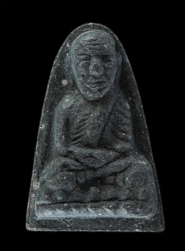 หลวงปู่ทวด วัดช้างให้ ที่ระลึกสร้างอุโบสถกาญจนาภิเษก หลวงพ่อเสริม สุกกธัมโม วัดอัมพุวราราม จ.ปทุมธานี พ.ศ.2538 เนื้อดินกากยายักษ์  [..] | https://kamulet.in.th