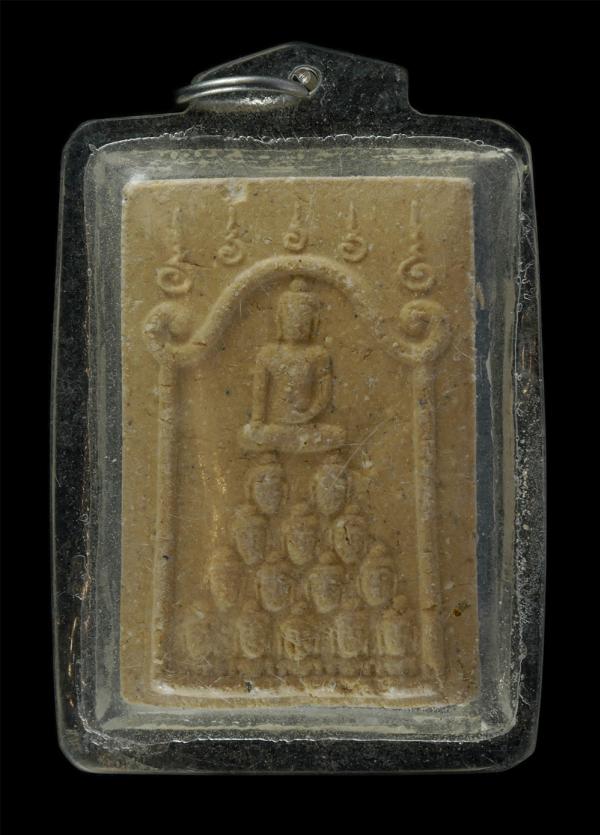 พระผงพระพุทธนั้งยน 14 ศรีษะ หลังหลวงพ่อเกจินั้งบนหัวควาย ปี2539 เนื้อผงเก่า เลี่ยมเดิม ไม่ทราบที่  | https://kamulet.in.th