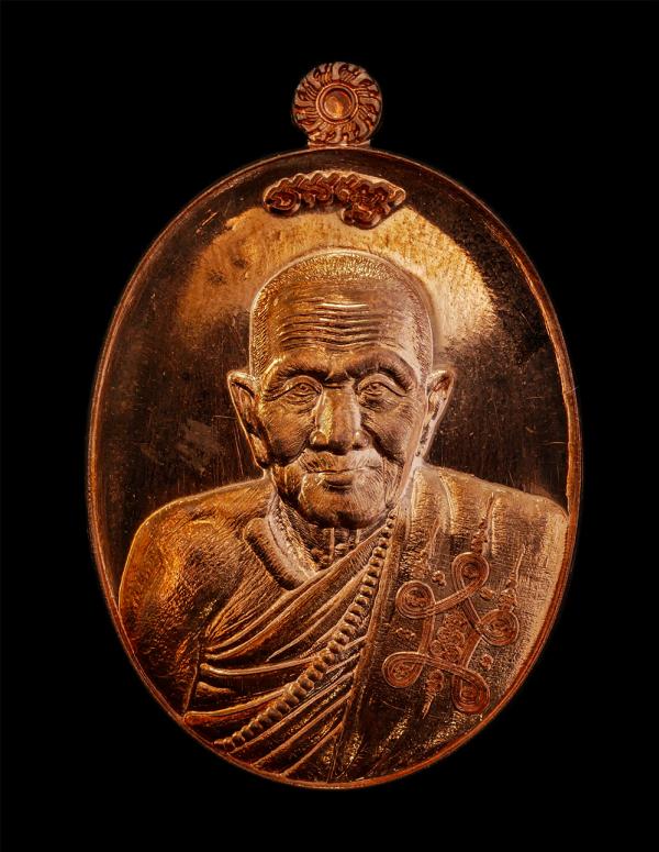 เหรียญสารพัดนึก หลังท้าวเวสสุวรรณ หลวงปู่แสน วัดบ้านหนองจิก อำเภอขุนหาญ จังหวัดศรีสะเกษ พ.ศ. 2560 เนื้อทองแดงผิวไฟ ผสมชนวนมวลสาร เ [..] | https://kamulet.in.th