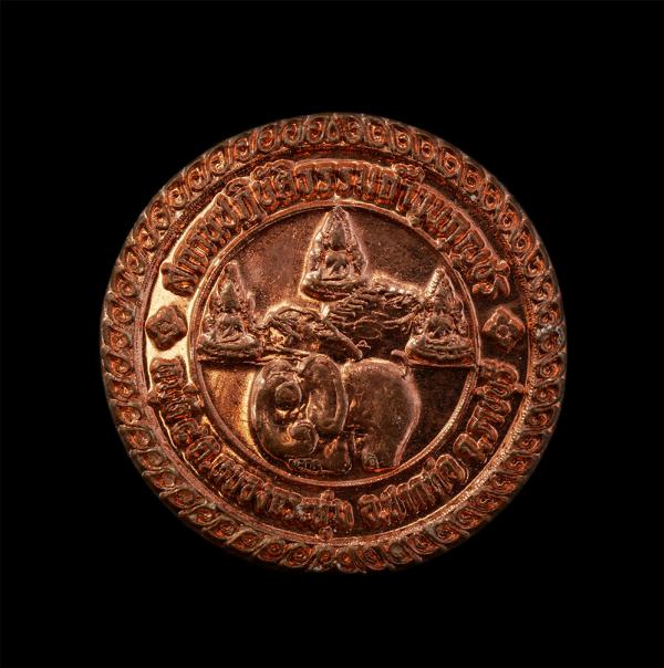 เหรียญพระพุทธ 3 องค์ หลังรายพระพุทธบาทน้ำหยด หลวงพ่ออิ่มบุญ(พระอธิการภาณุพงศ์ ภูริญาโณ) สถานปฏิบัติธรรมถ้ำขุนกุญชร(วัดถ้ำกุญชรราษฎ [..] | https://kamulet.in.th