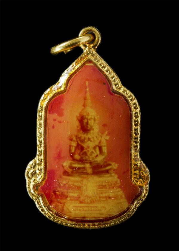 พระแก้วมรกต หลังตราสัญลักษณ์ สมโภชกรุงรัตนโกสินทร์ 200 ปี พ.ศ.2525 พิธีปลุกเสกยิ่งใหญ่ เนื้อกะไหล่ทองสวยงาม พระเก่าสวยสภาพดี น่าเก [..] | https://kamulet.in.th