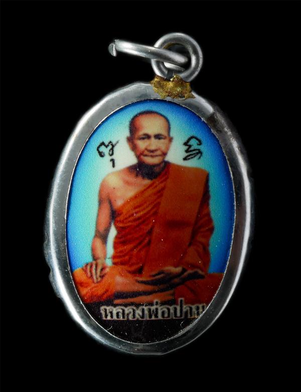 ล็อกเก็ตฉากสีฟ้า หลวงพ่อปาน โสนันโท ปี2552 ด้านหลังเป็นยันต์เกราะเพชร กรอบเนื้อสแตนเลส จัดสร้างโดยวัดบางนมโค อ.เสนา จ.พระนครศรีอยุ [..] | https://kamulet.in.th