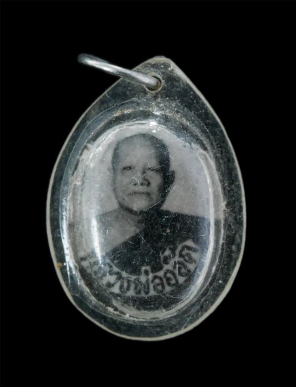 ล็อกเก็ตรูปถ่ายหลวงพ่ออ๊อด ปี2518 วัดพระธาตุศาลาขาว อ.เมือง จ.สุพรรณบุรี รูปเก่าสวย สร้างน้อยหายาก น่าเก็บสะสมบูชา | https://kamulet.in.th