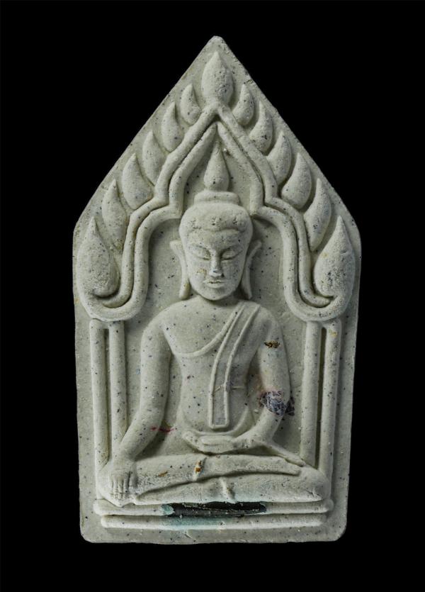 พระขุนแผน รุ่น แสนเมตตาบารมีคุ้มครอง เนื้อผงพุทธคุณ ผงว่าน 108 (โรยแบงค์ จีวร เกศา) สีขาวฝังตะกรุดเงิน หลวงปู่แสน ปสนฺโน อายุ 109  [..] | https://kamulet.in.th