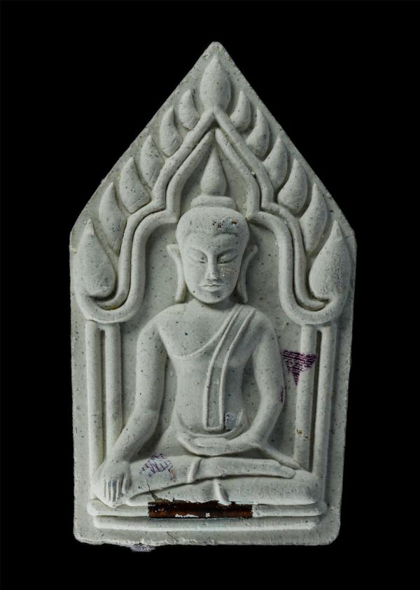 พระขุนแผน รุ่น แสนเมตตาบารมีคุ้มครอง เนื้อผงพุทธคุณ ผงว่าน 108 (โรยแบงค์ จีวร เกศา) สีขาวฝังตะกรุดทองแดง หลวงปู่แสน ปสนฺโน อายุ 10 [..] | https://kamulet.in.th