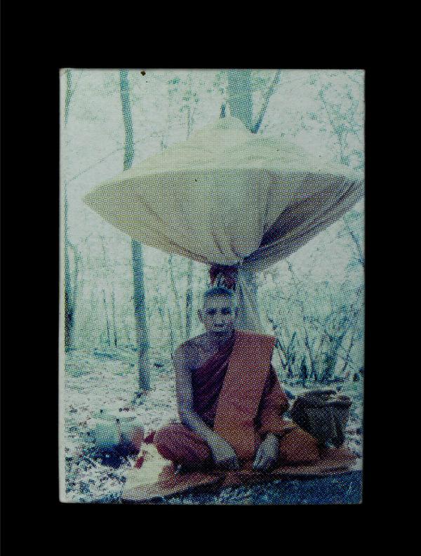 รูปออกธุดงค์ ปักกลด หลวงพ่อโทน กันตสีโล ปี2549 ที่ระลักในงานเททองหล่อพระประธาน พระอุโบสถ วัดเขาน้อยคีรีวัน ต.คลองกิ่ว อ.บ้านบึง จ. [..] | https://kamulet.in.th