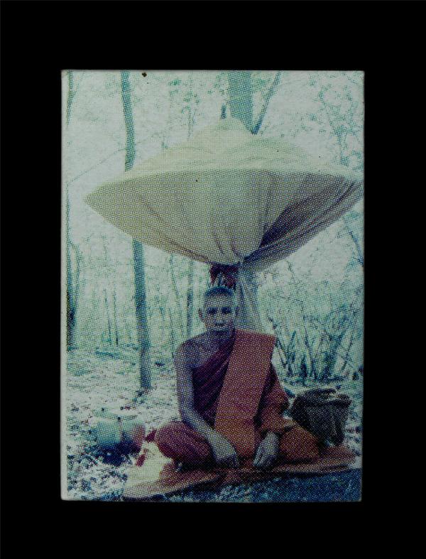 รูปออกธุดงค์ ปักกลด หลวงพ่อโทน กันตสีโล ปี2549 ที่ระลักในงานเททองหล่อพระประธาน พระอุโบสถ วัดเขาน้อยคีรีวัน ต.คลองกิ่ว อ.บ้านบึง จ. [..] | https://kamulet.in.th