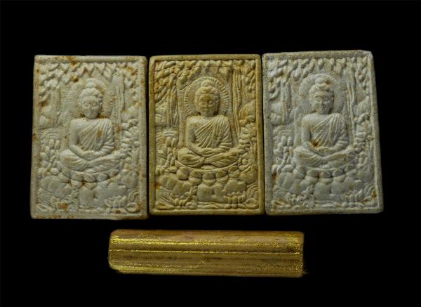 พระสมเด็จร่มโพธิ์ หลวงตาชัย จันโทปคุณ วัดหินโค้ง ต.หนองบัว อ.บ้านค่ายจ.ระยอง ปี2535 เนื้อผงพุทธคุณ ผงว่าน พร้อมหวายลูกนิมิต  | https://kamulet.in.th